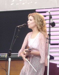 383px-AlisonKraussCrossroads2007